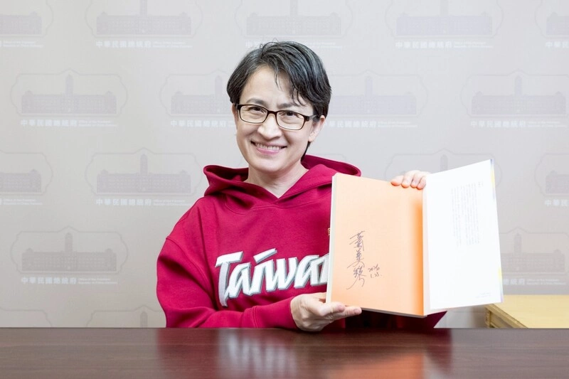 蕭副總統捐20本親簽書　響應紙風車椅子會活動