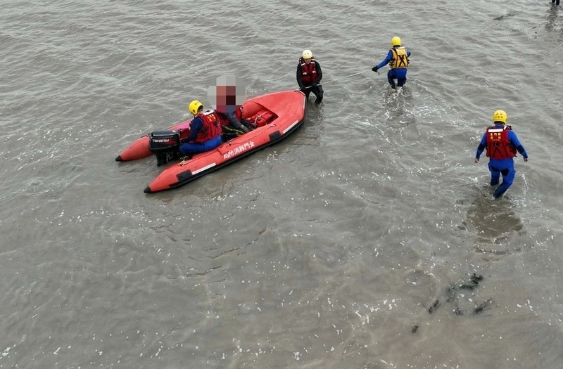 金門民眾受困蚵田險滅頂　消防駕艇救援助脫困