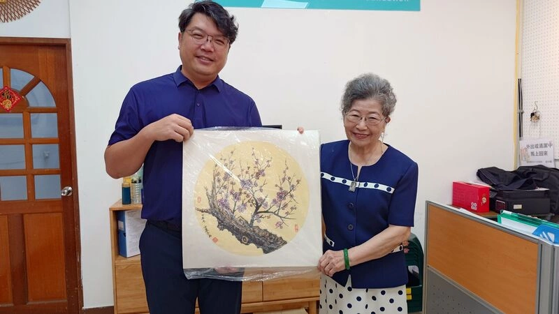 85歲開畫展　方惠子：繪畫讓人健康長壽神采奕奕