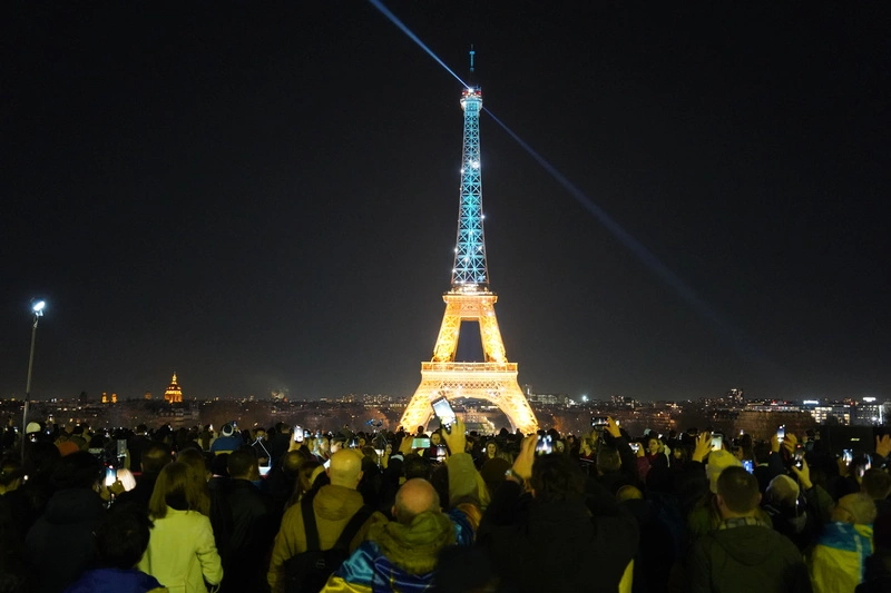 俄烏戰爭4週年巴黎鐵塔點亮藍黃光　烏國僑民想回家
