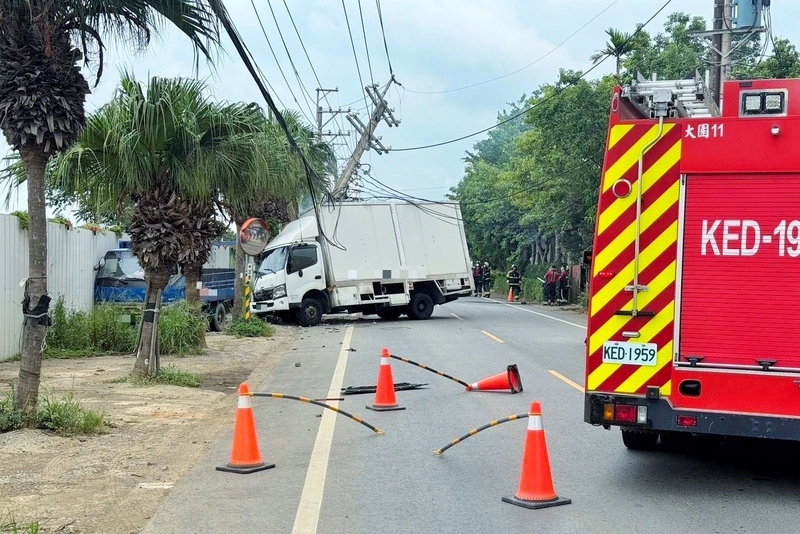 桃園貨車撞電桿害2858戶停電　估晚間6時前全復電