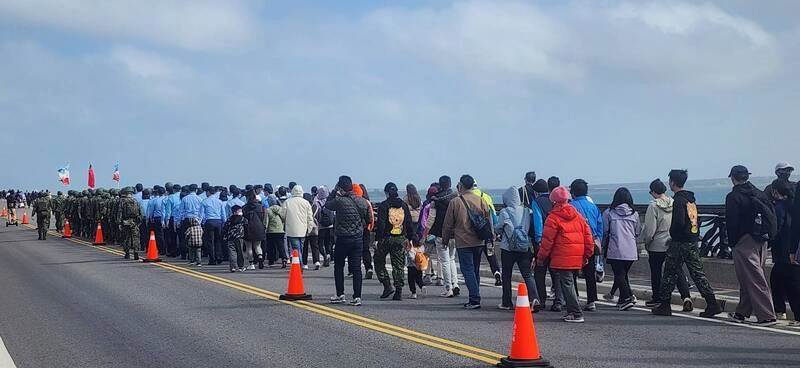 澎湖大行軍盛況　1800位民眾逆風前行（2）