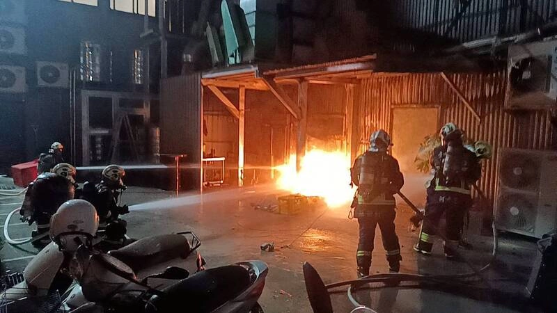 台中居酒屋火災　消防出水灌救