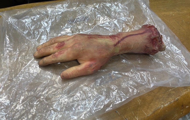 台中大里街頭出現嚇人斷掌　經查玩具假手