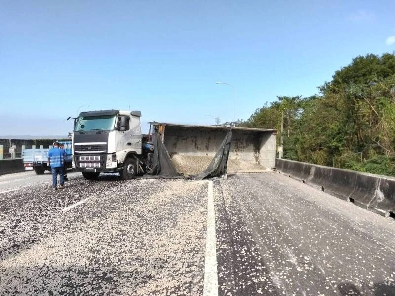 國1北上銅鑼段砂石車翻覆　散落物尚在排除