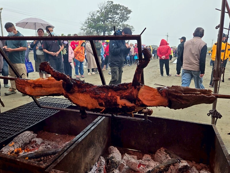 雲林縣鎮安宮吃飯擔　萬人呷平安