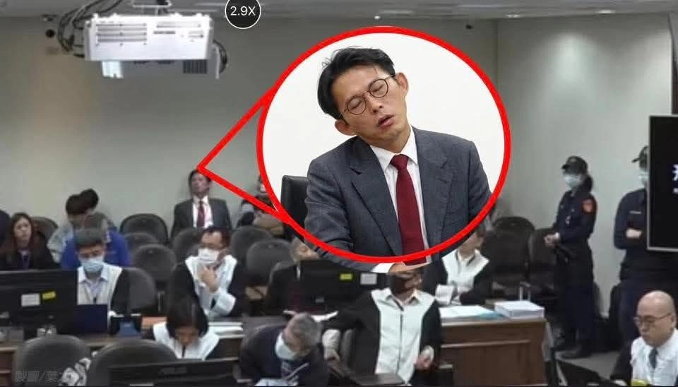 「公開透明」成迴力鏢？！黃國昌旁聽柯文哲庭審「入眠」全都錄！律師當庭稱「七點半騎腳踏車上班不會貪污 」不是幹話