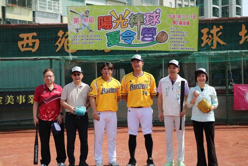 台中陽光棒球夏令營登場　張廖萬堅、何欣純開球