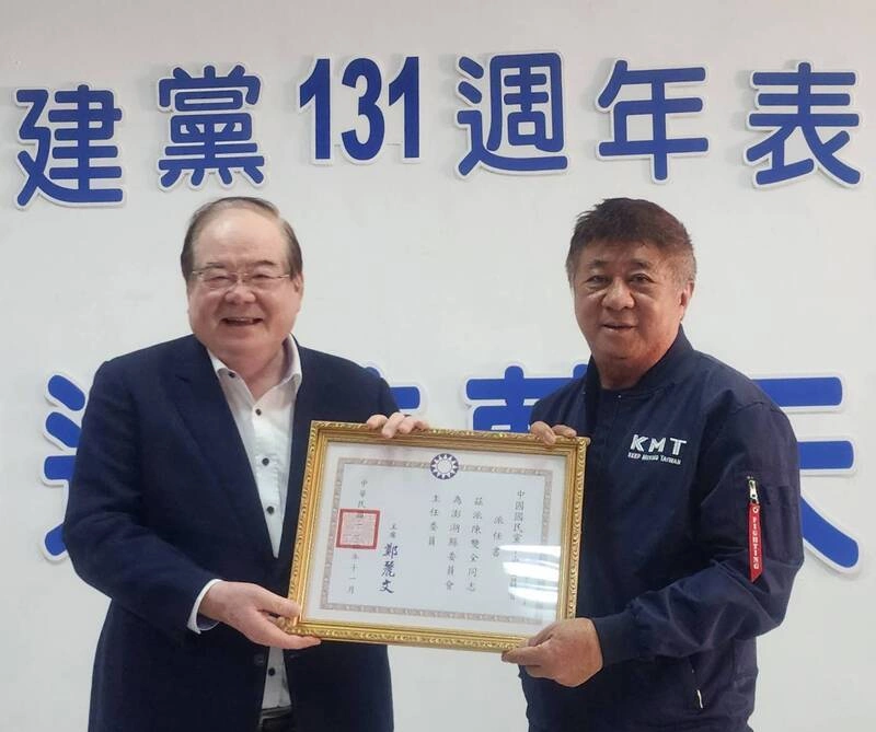 李乾龍頒贈委派令給陳雙全