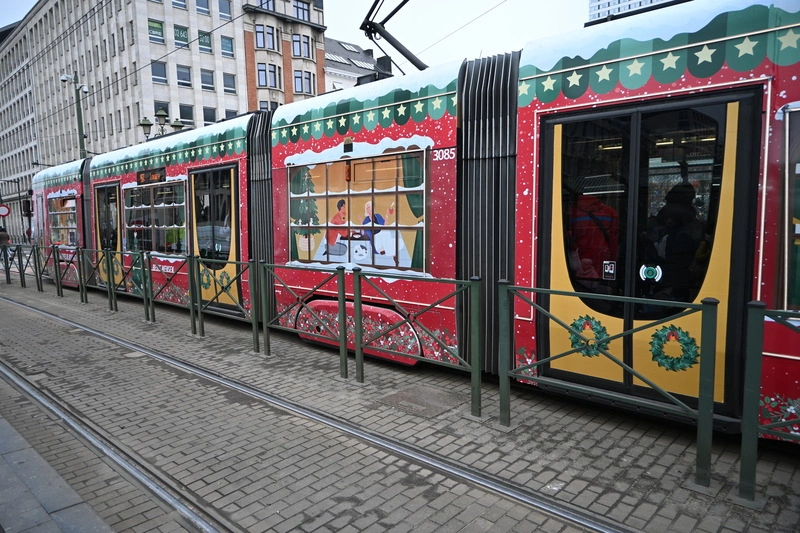 布魯塞爾耶誕主題路面電車上路　增添節日氛圍