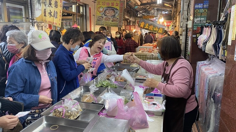 楊瓊瓔勤跑台中菜市場爭取民眾支持