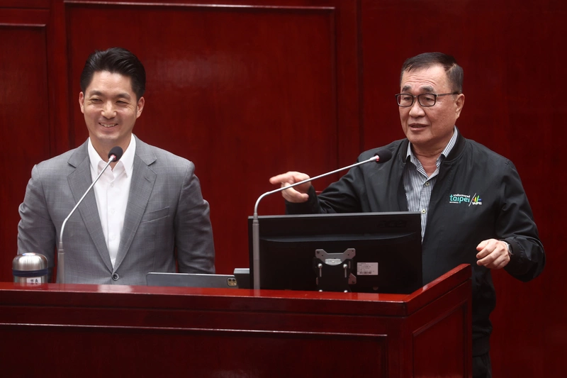 李四川列席議會　議員關注未來動向