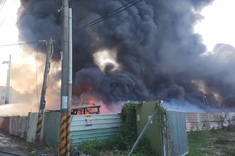 台南永康非法堆置廢棄物火警竄濃煙