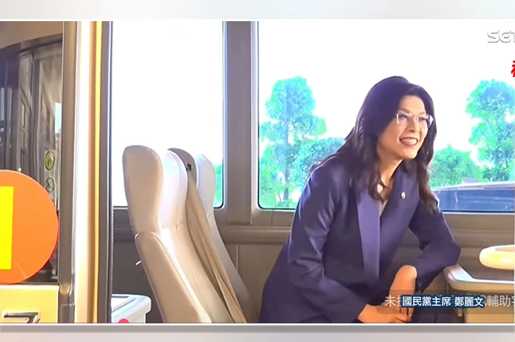 鄭習會登場...鄭麗文卻坐巴士進場？！周玉蔻酸「國內外大驚奇」像進京趕考！網諷：被當馬戲團耍