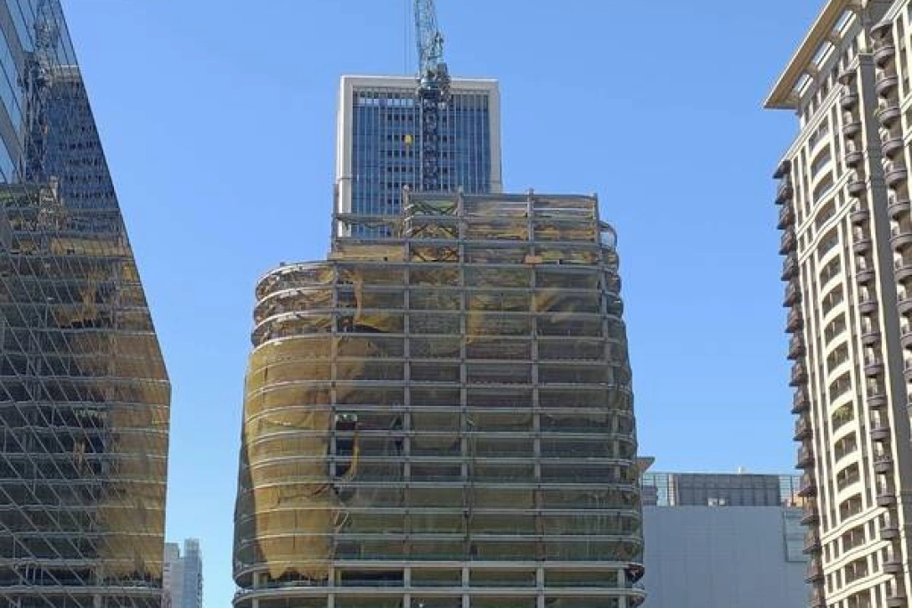 建案工地掉落水管　中市府開罰