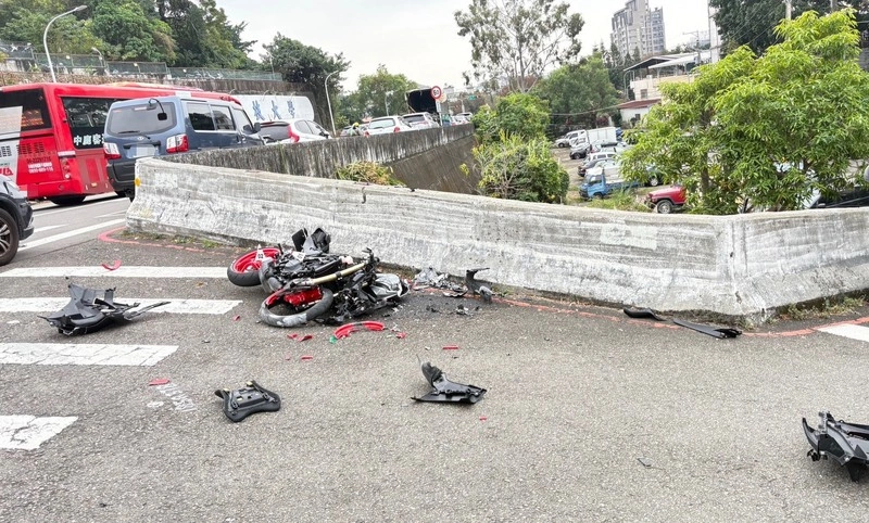 重機騎士自撞護欄墜橋車殼碎裂　送醫不治