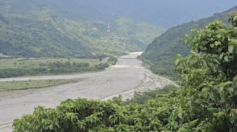 萬里溪堰塞湖水位上升趨緩 萬榮保全戶返家餵家禽
