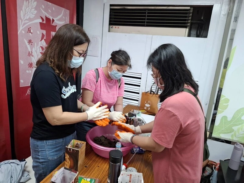 屏東酒廠獲環教設施認證　設計酒粕花肥球DIY實作