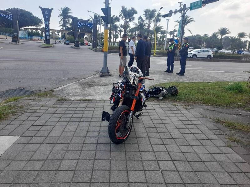 撞上左轉自小客車　重機騎士傷重不治