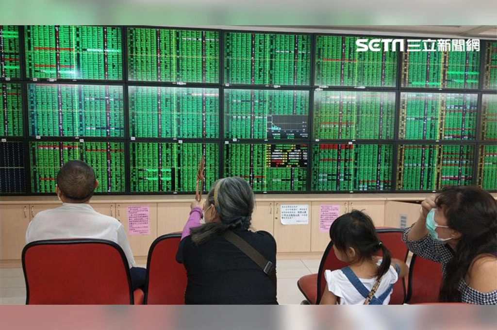 扛住美中貿易震盪!台股一度跌破800點...台積電回漲收在1415元、題材股上拉撐住...今收盤26923.42點、跌幅1.39%