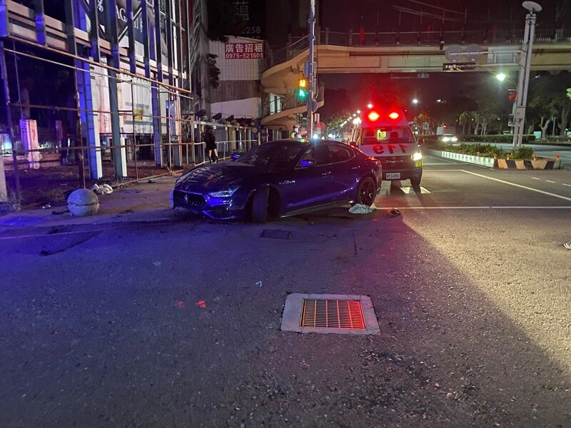 台中駕駛酒後自撞石墩　警方依法送辦