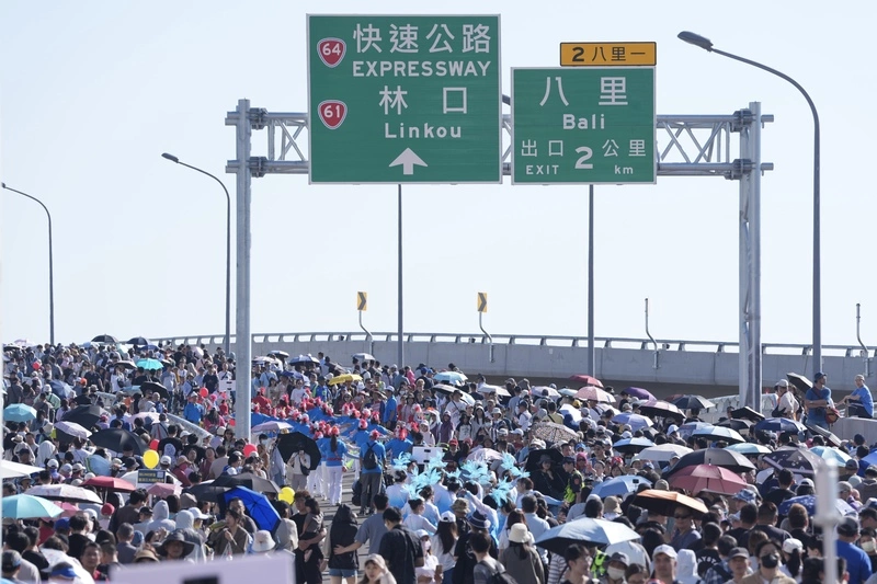 小鹿氣球領軍逾30遊行團體　萬人漫步淡江大橋