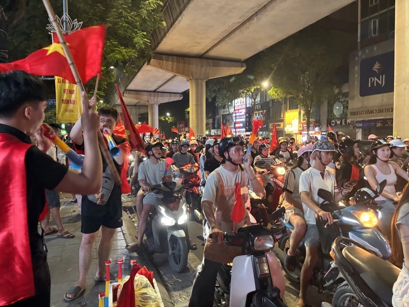 東協盃足球越南二連霸  隊史四冠全民夜衝狂歡喊「無敵」