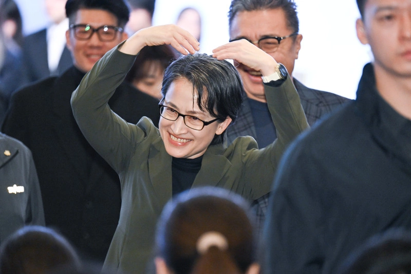 蕭副總統出席2025AI青年力論壇比愛心離去