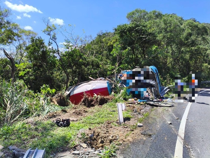 國三甲水泥車翻覆邊坡　駕駛身亡肇因待查