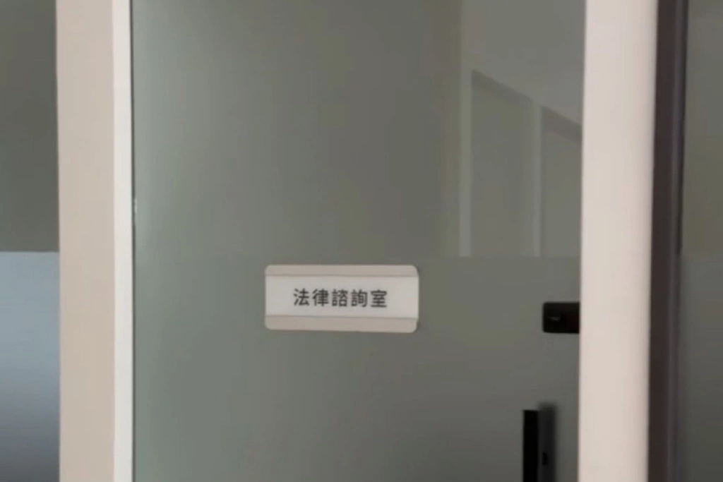 北市府法律諮詢室律師遭潑紅茶 法務局譴責支持提告