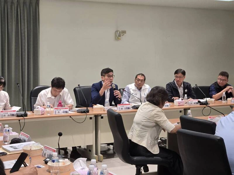 鍾佳濱考察屏東早期工業區缺管理中心 園管局提解方