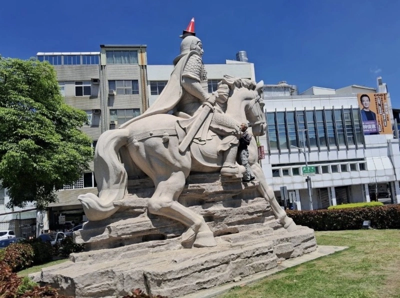 台南延平郡王祠鄭成功石像  頭頂遭放交通三角錐