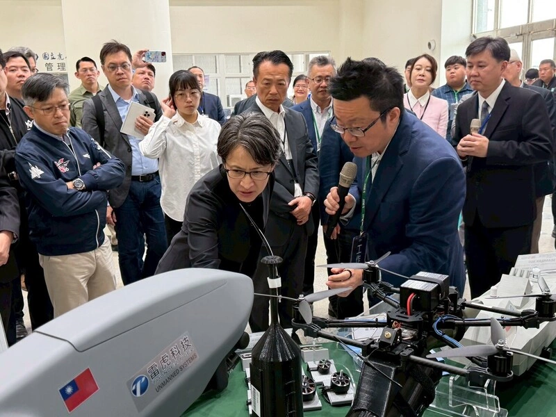 副總統參訪亞洲無人機AI創新中心　雷虎秀獲美認證產品