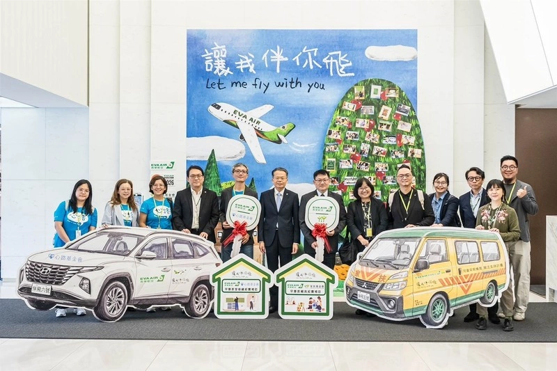 做公益  長榮航捐百萬早療車、華航志工深入校園