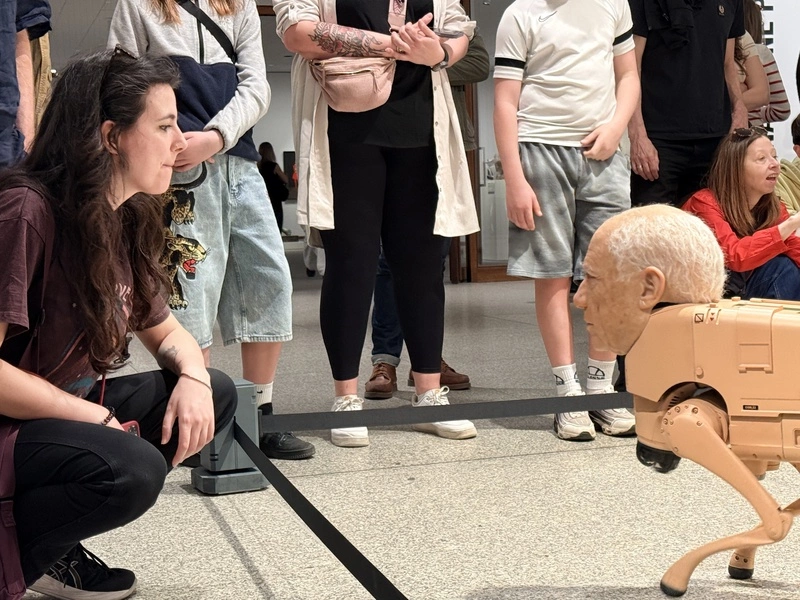 馬斯克祖克柏化身機器狗　「常規動物」柏林展出吸睛