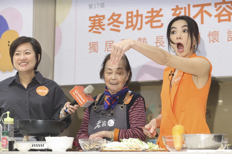 Ella化身公益大使　與長者現場一同料理