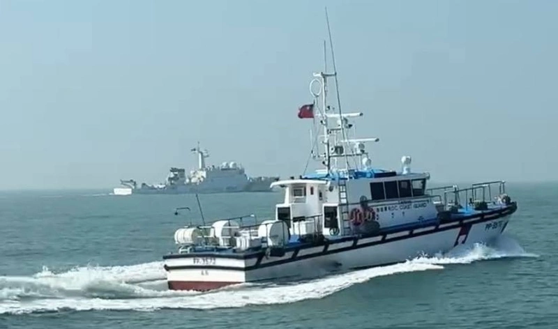 中國海警船侵擾金門水域　海巡巡防艇阻擋深入