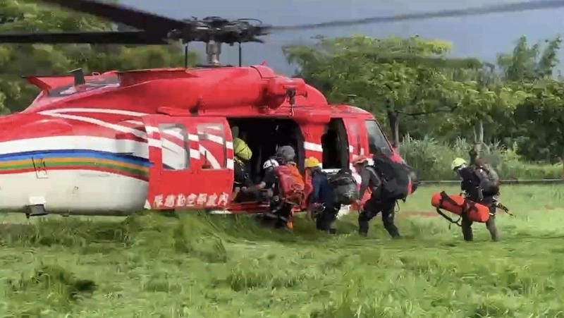 屏東保護區探勘遭蜂襲  2男遺體直升機吊掛下山