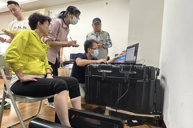 陳亭妃體驗足部3D掃描訂製「府城鞋」