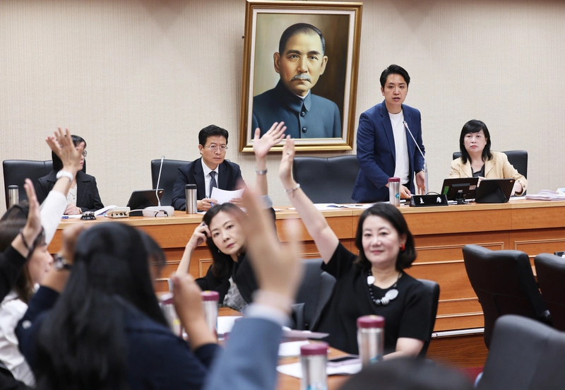 鄭英耀缺席教委會　教育部：事前已向召委請假獲准