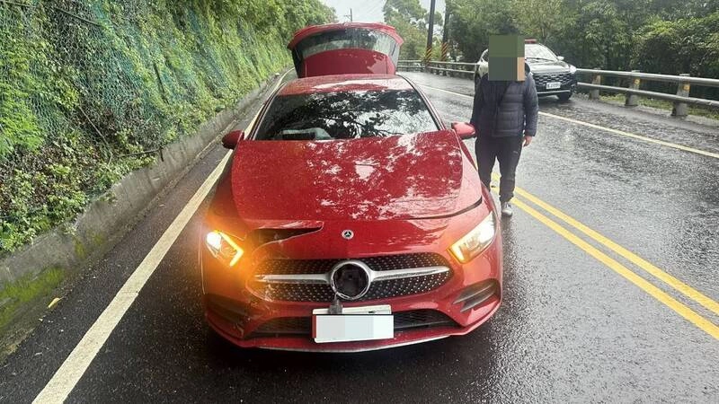 蘇花公路邊坡落石砸中行經車輛