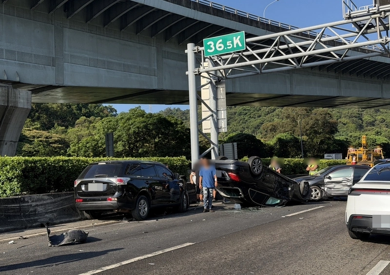國1泰山段4車連環撞  疑變換車道釀禍2人送醫