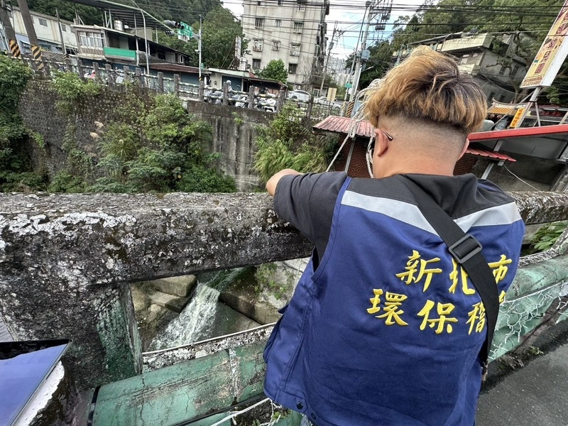 新店五重溪被染綠　環保局追查污染源