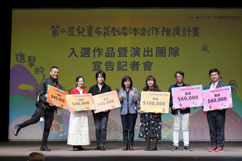 傳藝中心徵選兒童布袋戲劇本　得獎者合影