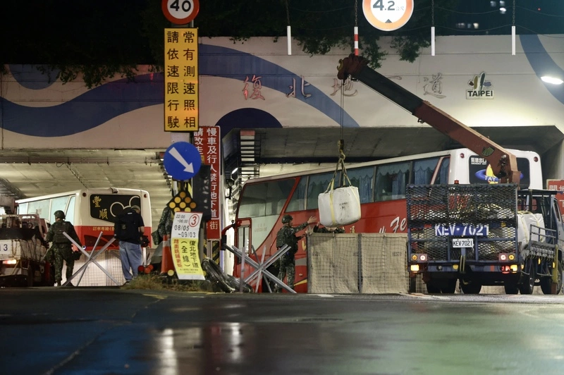 憲兵松機周邊反機降演練　封閉復北地下道防敵突破