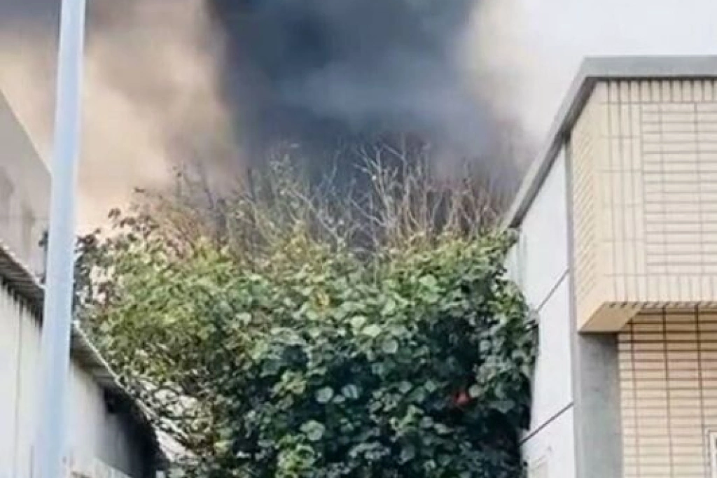 澎湖菓葉村燒餅油酥鍋起火　鐵皮屋付之一炬