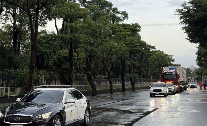 高鐵新車進入燕巢總機廠　沿途吸引大批民眾搶拍