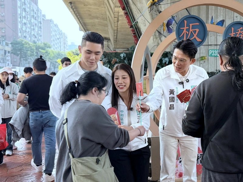 新北市長選舉爭支持　蘇巧慧、黃國昌市場花市拜票