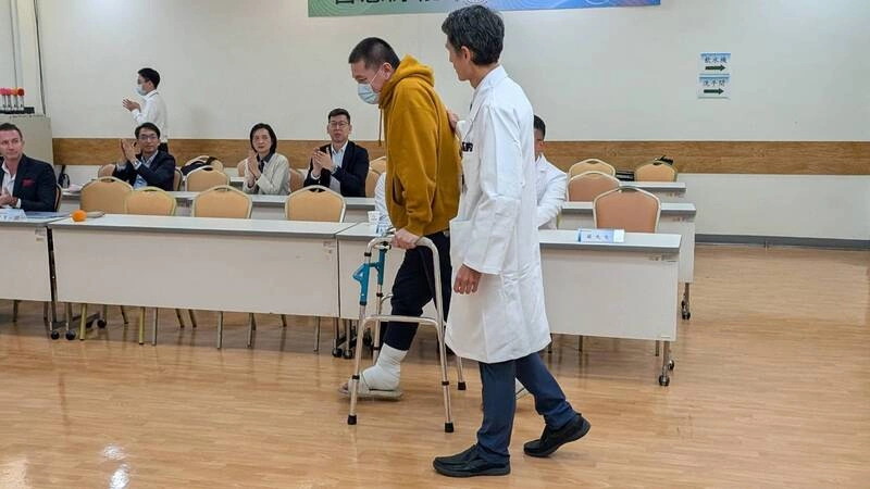 車禍致雙腿開放性骨折險截肢　新光醫助保雙腳（2）