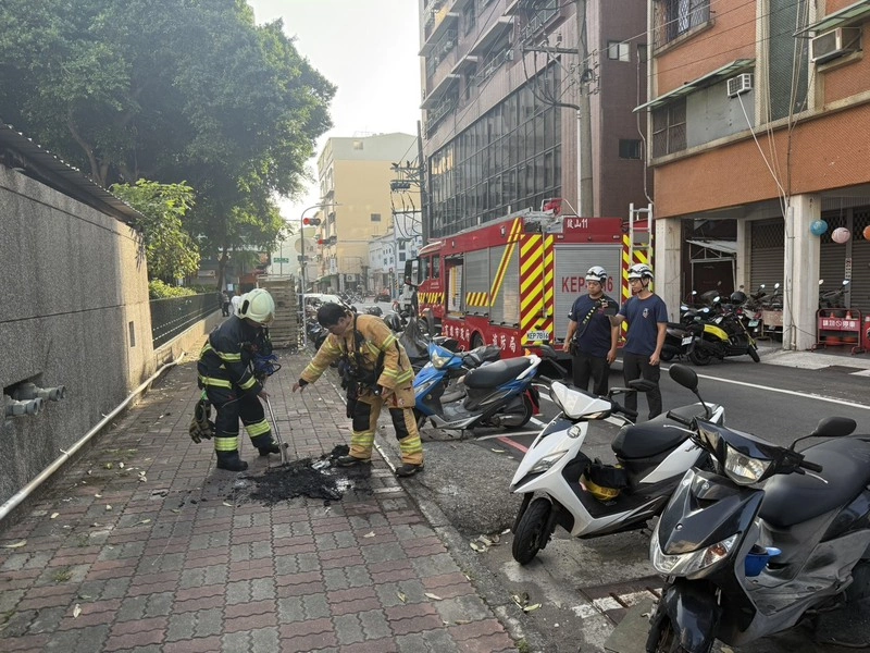 高雄男涉人行道燒雜物帶柴刀　警消獲報到場處置